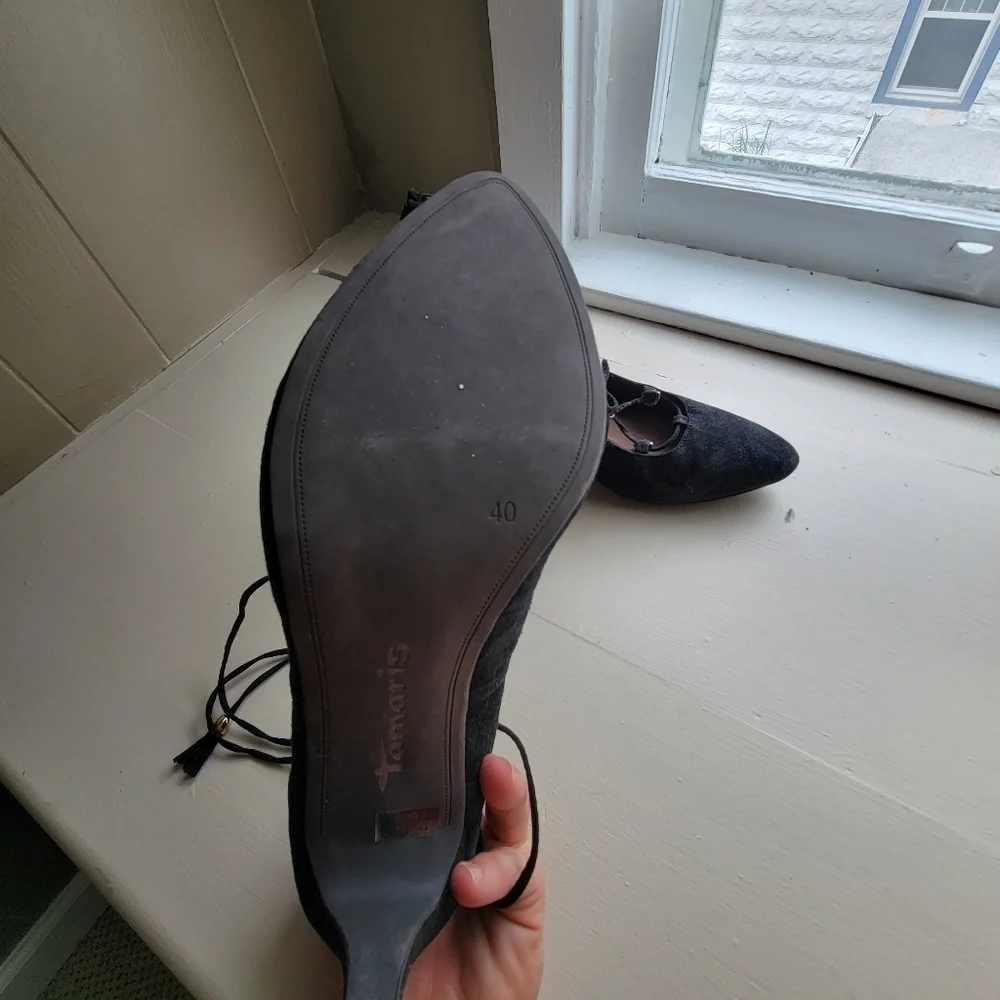Tamaris, Black suede wrap pump, Size 40 (81/2-9)